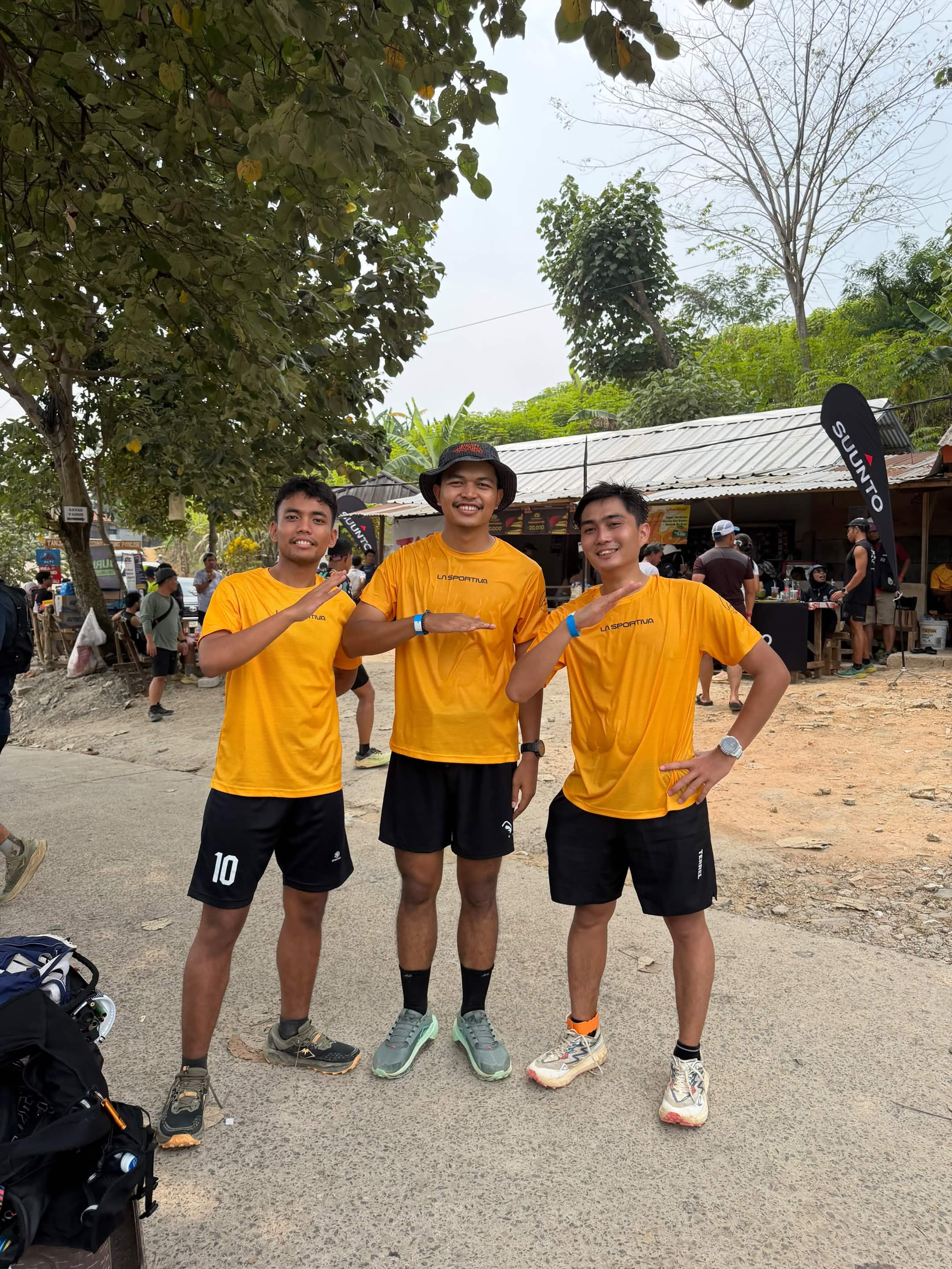Tiga kru dengan jersey oranye La Sportiva
