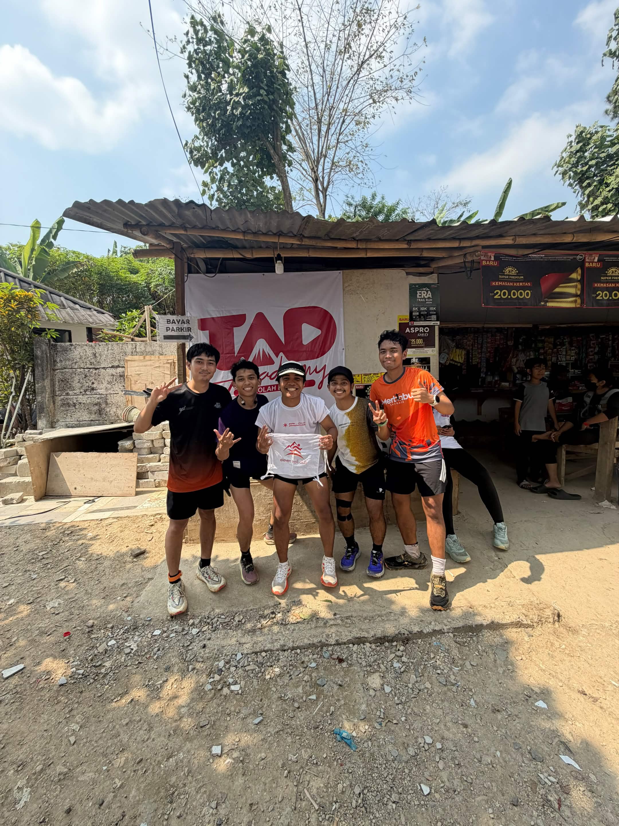 Lima kru Eleven Trail Club di warung jalur